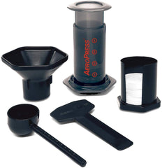 AeroPress und Kaffee im Set