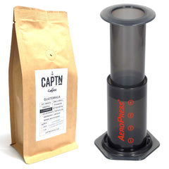 AeroPress und Kaffee im Set