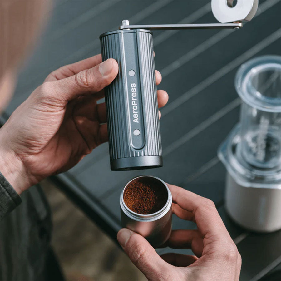 AeroPress Kaffeemühle mit ergonomischer Handkurbel, für 25g Bohnen, 60+ Mahlgrade
