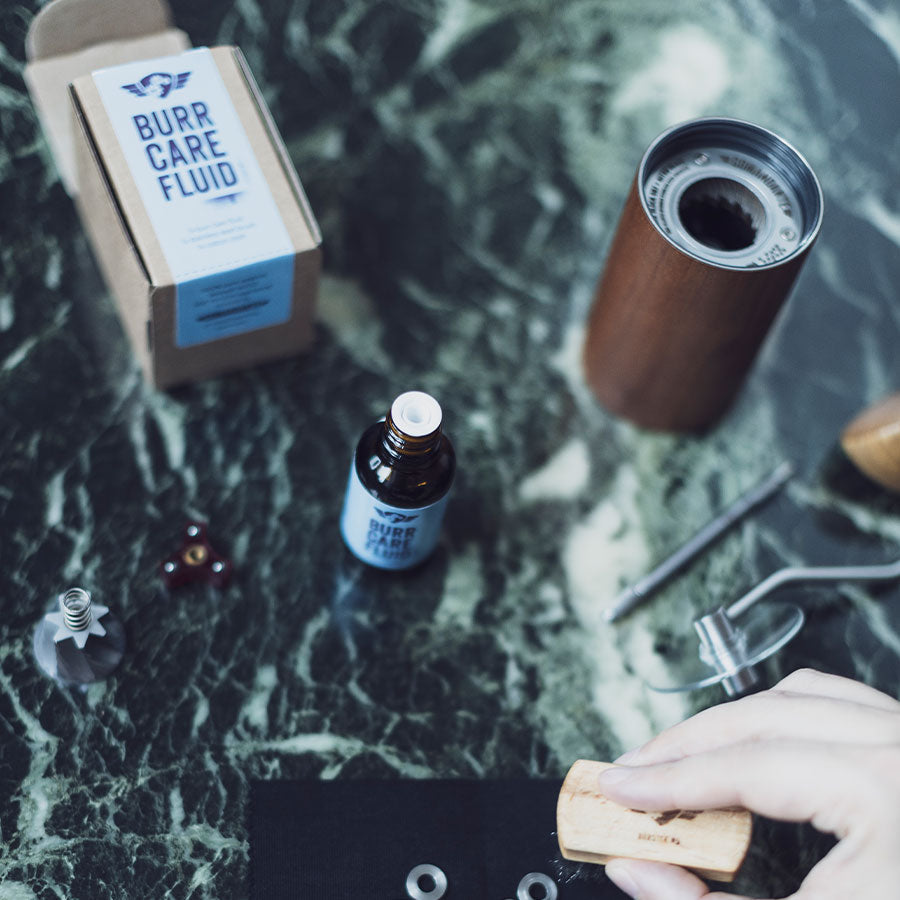 Comandante Kaffeemühle C40 MK4 Nitro Blade | Vintage Oak Classic Bundle + Travel Bag XL Forest