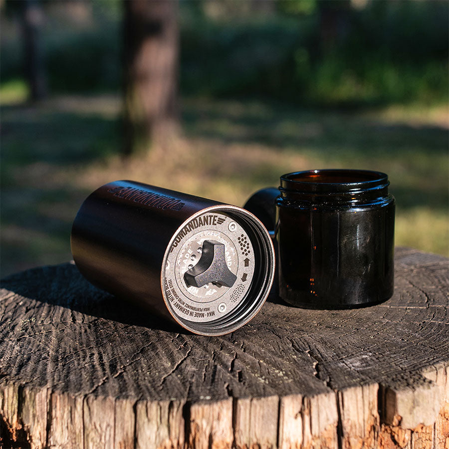 Comandante Kaffeemühle C40 MK4 Nitro Blade | Liquid Amber mieten mtl.