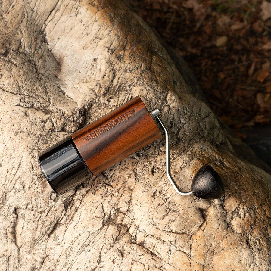 Comandante Kaffeemühle C40 MK4 Nitro Blade | Liquid Amber mieten mtl.