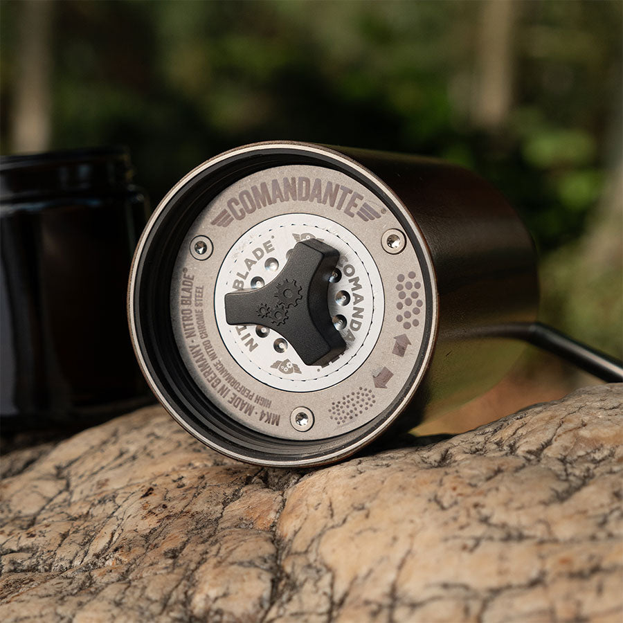 Comandante Kaffeemühle C40 MK4 Nitro Blade | Liquid Amber mieten mtl.