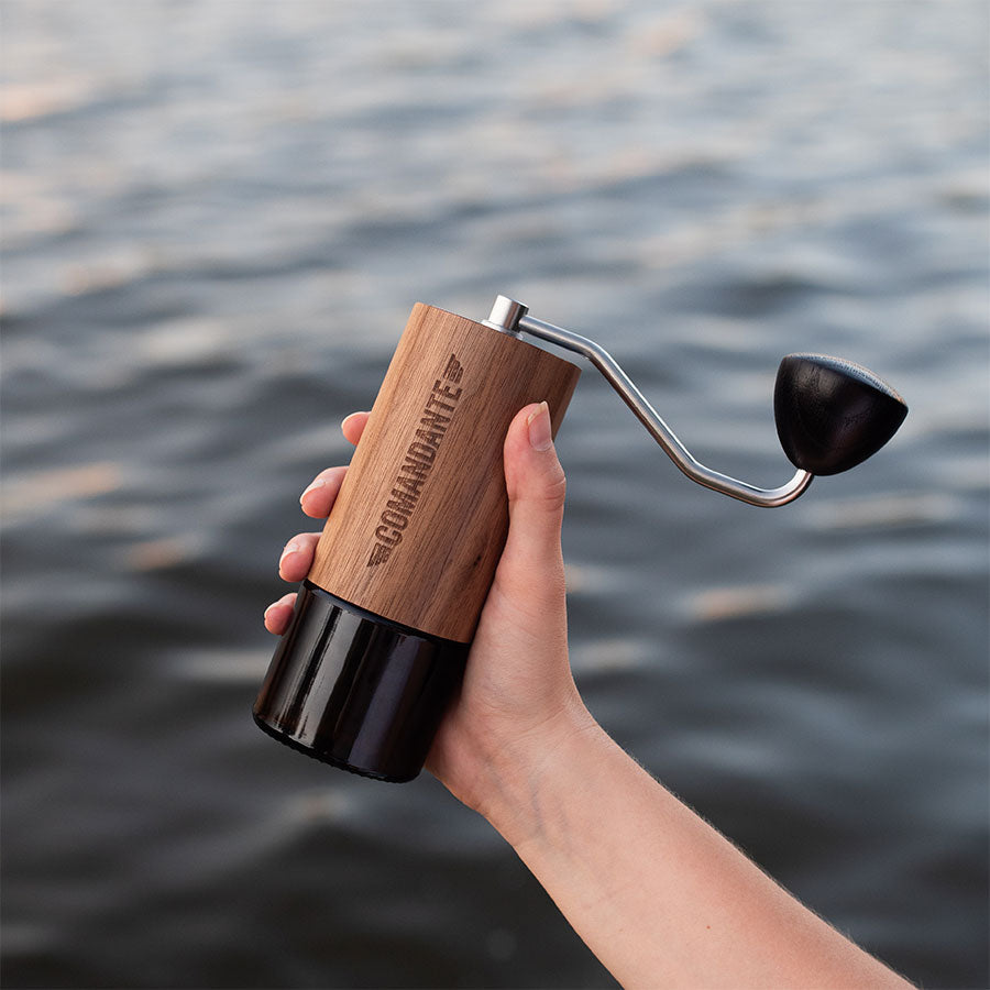 Comandante Kaffeemühle C40 MK4 Nitro Blade | Virginia Walnut mieten mtl.
